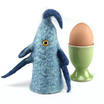 Gefilzter Eierwärmer in Monsteroptik